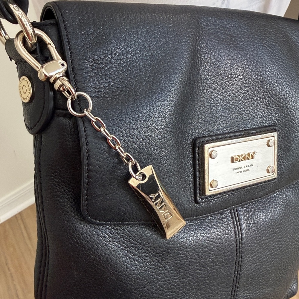 🥳🥳2 PIECE DKNY Set Leather Crossbody Bag & Wallet with storage bag, Black - Picture 4 of 16